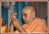 Swamishri does tilak and chandlo during his morning puja