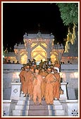 Swamishri descends the mandir steps