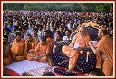 Swamishri writes letters during the assembly