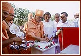 Swamishri performs pujan of charnarvind of Bhagwan Swaminarayan