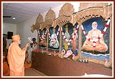 Swamishri performs the 