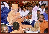 Swamishri performs arti of the murtis