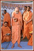 Swamishri performs the foundation-stone laying rituals for the new assembly hall