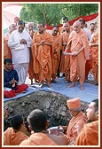 Swamishri performs arti of Shri Harikrishna Maharaj
