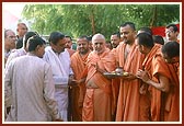 Swamishri gives instructions to Brahmins and sadhus about the pratishtha rituals