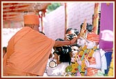 Swamishri performs the murti-pratishtha rituals of murtis for the hari mandir in Halvad, Rangpur and Kharva