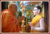 Swamishri prays to Shri Ghanshyam Maharaj