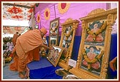 Swamishri performs the murti-pratishtha rituals of murtis for the hari mandir in Halvad, Rangpur and Kharva