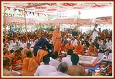 Swamishri showers his blessings during the yagna