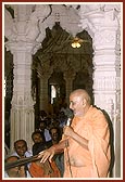 Swamishri explains the glory of Shri Ghanshyam Maharaj after the pratishtha rituals