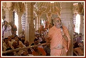Swamishri explains the glory of Shri Ghanshyam Maharaj after the pratishtha rituals