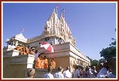 Swamishri descends the mandir steps and thereafter goes to the satsang assembly