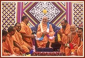 Sadhus of Surendranagar offer a garland to Swamishri