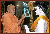 Swamishri performs the murti-pratishtha rituals of Shri Ghanshyam Maharaj