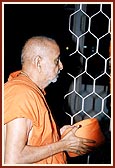 Swamishri doing darshan of Thakorji