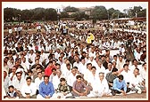 Swamishri during a packed satsang assembly