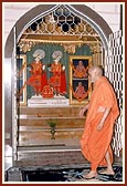 Swamishri performs pradakshina of Thakorji