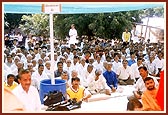 Swamishri and devotees during the ritual ceremony of establishing the first carved pillar of the shikharbaddh mandir 