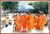 Swamishri and devotees during the ritual ceremony of establishing the first carved pillar of the shikharbaddh mandir 