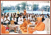 Swamishri and devotees during the ritual ceremony of establishing the first carved pillar of the shikharbaddh mandir 