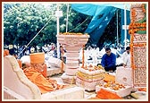 Swamishri performs mahapuja and arti rituals of the pillar