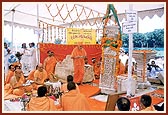 Swamishri performs mahapuja and arti rituals of the pillar