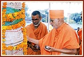 Swamishri performs pujan of the first placed ornately carved mandir pillar