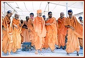 In conclusion, Swamishri sanctifies the site with flowers