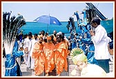 Swamishri departs from Bhavnagar