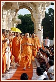 Performs pradakshina at Smruti Mandir 