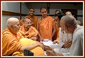 A youth from London is thrilled during a personal dialogue with Swamishri