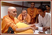 Swamishri blesses the London youth