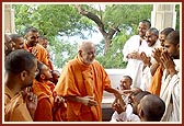 Swamishri gives divine memories (smruti) to sadhus, parshads, sadhaks and Raghu Bharwad during his daily morning round of darshan