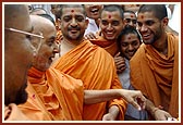 Swamishri gives divine memories (smruti) to sadhus, parshads, sadhaks and Raghu Bharwad during his daily morning round of darshan