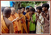 Swamishri appreciates satsangi youths from Dahod for their service of washing dishes