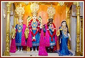 (L to R) Shri Mulji Brahmachari, Shri Harikrishna Maharaj and Shri Gopinath Dev