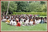 Swamishri addresses the laborers engaged in the Sarangpur mandir expansion project