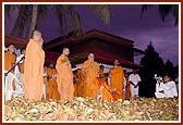 Swamishri addresses the laborers engaged in the Sarangpur mandir expansion project