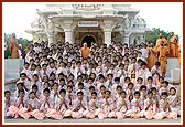 Swamishri with 8th and 9th grade students of Pramukh Swami Vidya Mandir at the Smruti Mandir