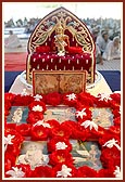 Shri Harikrishna Maharaj in Swamishri's puja