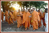 Swamishri observes the farm and cotton crop