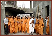 Swamishri observes the ongoing construction of new school