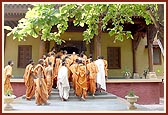 Swamishri returns to his residence after the morning assembly