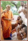 Swamishri blesses sadhus and parshads