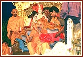 Swamishri inaugurates a new edition of 'Bhagwan Swaminarayan' publication