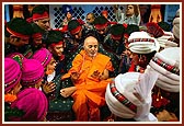 Swamishri blesses the dancers