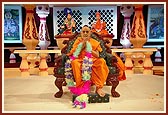 Swamishri accepts the devotion of UK Satsang Mandal through a unique garland prepared by Mahila Mandal