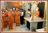 Swamishri engaged in murti darshan