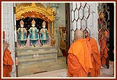 Swamishri doing darshan before leaving for the airport