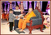 Swamishri presents trophies to outstanding participants of the Sponsored Walk